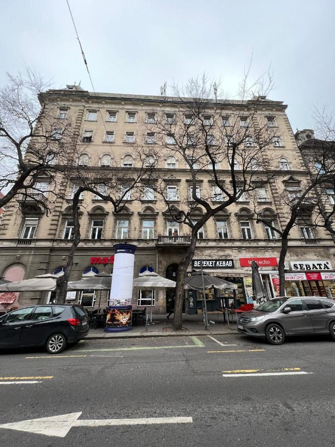 Luxury With Balcony Next To The New York Cafe Apartamento