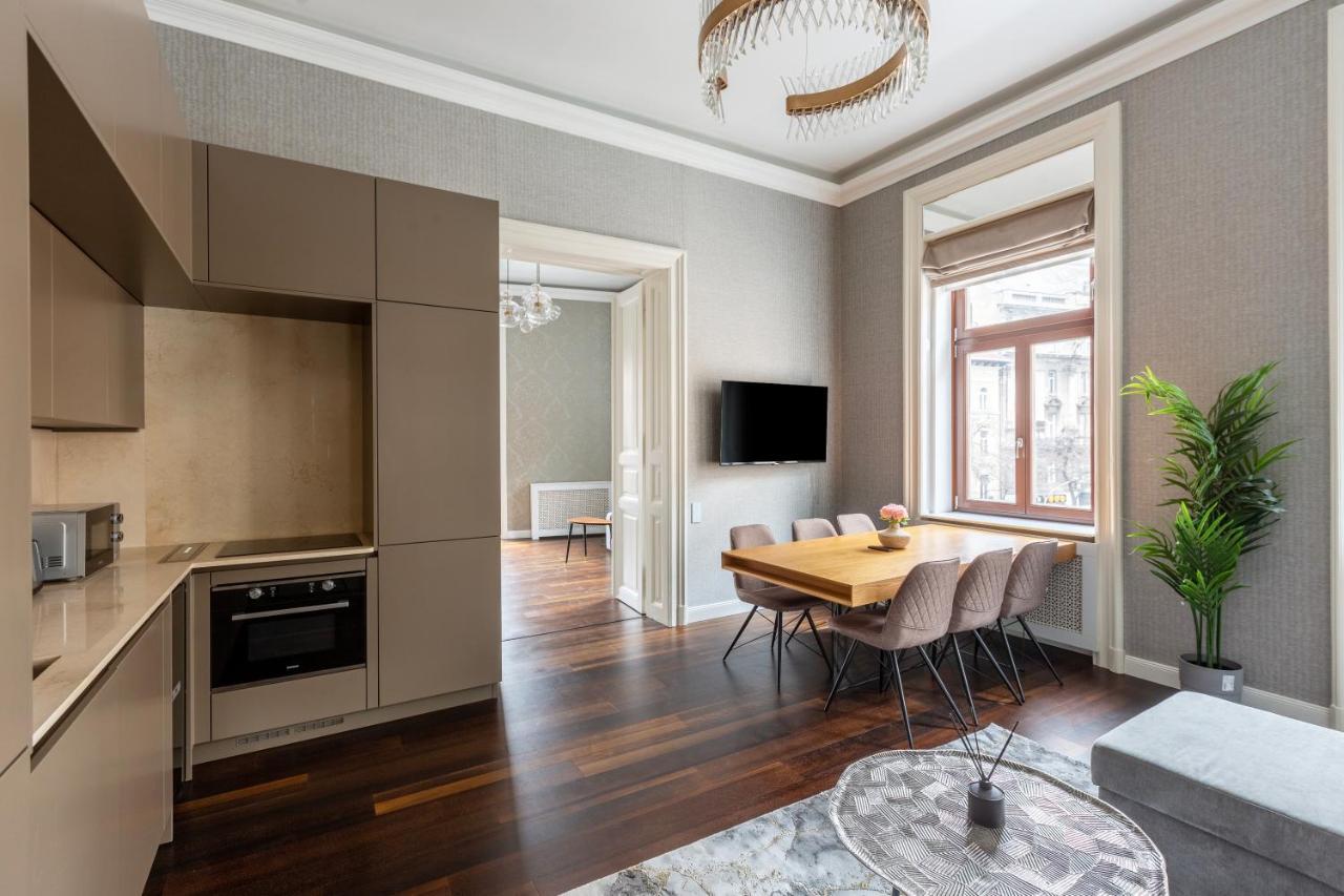 Luxury With Balcony Next To The New York Cafe Budapešť