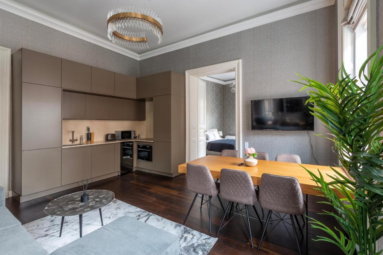 Luxury With Balcony Next To The New York Cafe * Budapešť