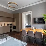 Luxury Apartment With Balcony Next To The New York Cafe