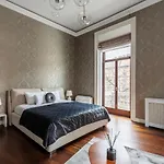 Luxury Apartment With Balcony Next To The New York Cafe