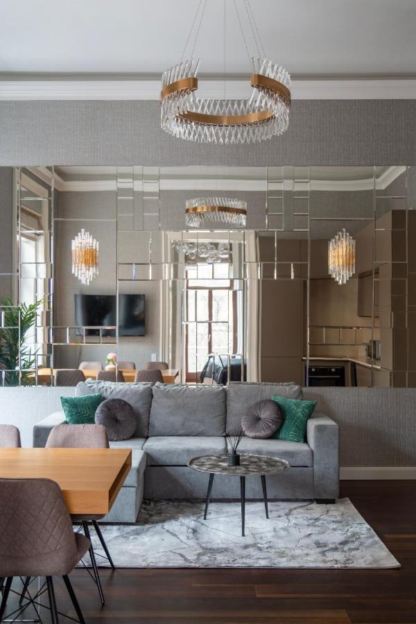 Luxury With Balcony Next To The New York Cafe Appartamento